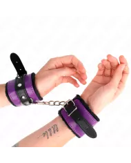 KINK - APPUI-POIGNETS DOUBLÉS DE FOURRURE PREMIUM NOIR AVEC CEINTURE VIOLET / NOIRE RÉGLABLE 17-29 CM X 6 CM