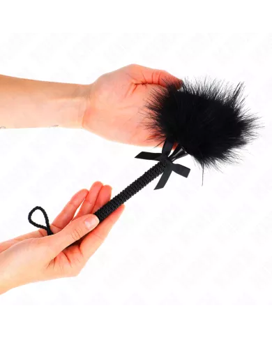 KINK - Baguette en corde de nylon avec plumes chatouillantes et noeud noir 25 cm KINK - Baguette en corde de nylon avec plumes chatouillantes et noeud noir 25 cm