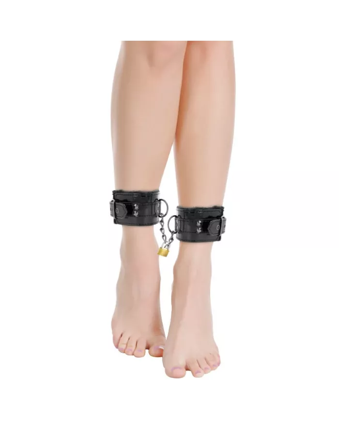 DARKNESS - MENOTTES DE CHEVILLE RÉGLABLES EN CUIR NOIR AVEC CADENAS DARKNESS - MENOTTES DE CHEVILLE RÉGLABLES EN CUIR NOIR AVEC CADENAS